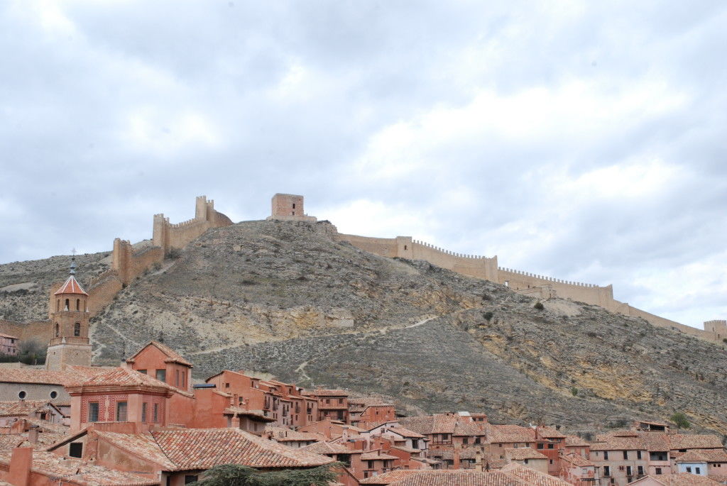 Vista de tejados de Albarracín y su muralla