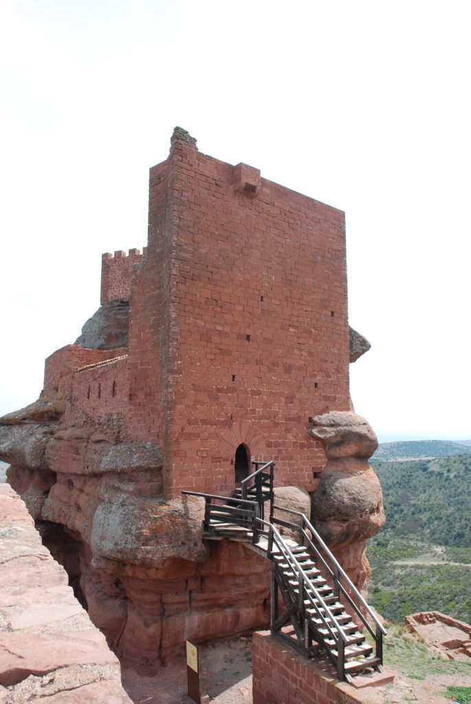 Castillo de Peracense, vista del recinto interior y su puente levadizo
